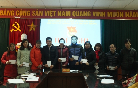 Các đoàn viên thanh niên được Chi đoàn khen thưởng.