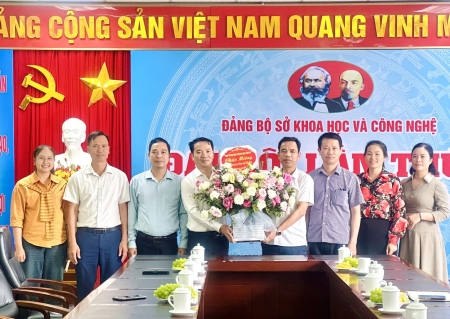 Ban Tuyên giáo và Dân vận Tỉnh ủy tặng hoa chúc mừng “ Ngày Khoa học và công nghệ Việt Nam 18/5”