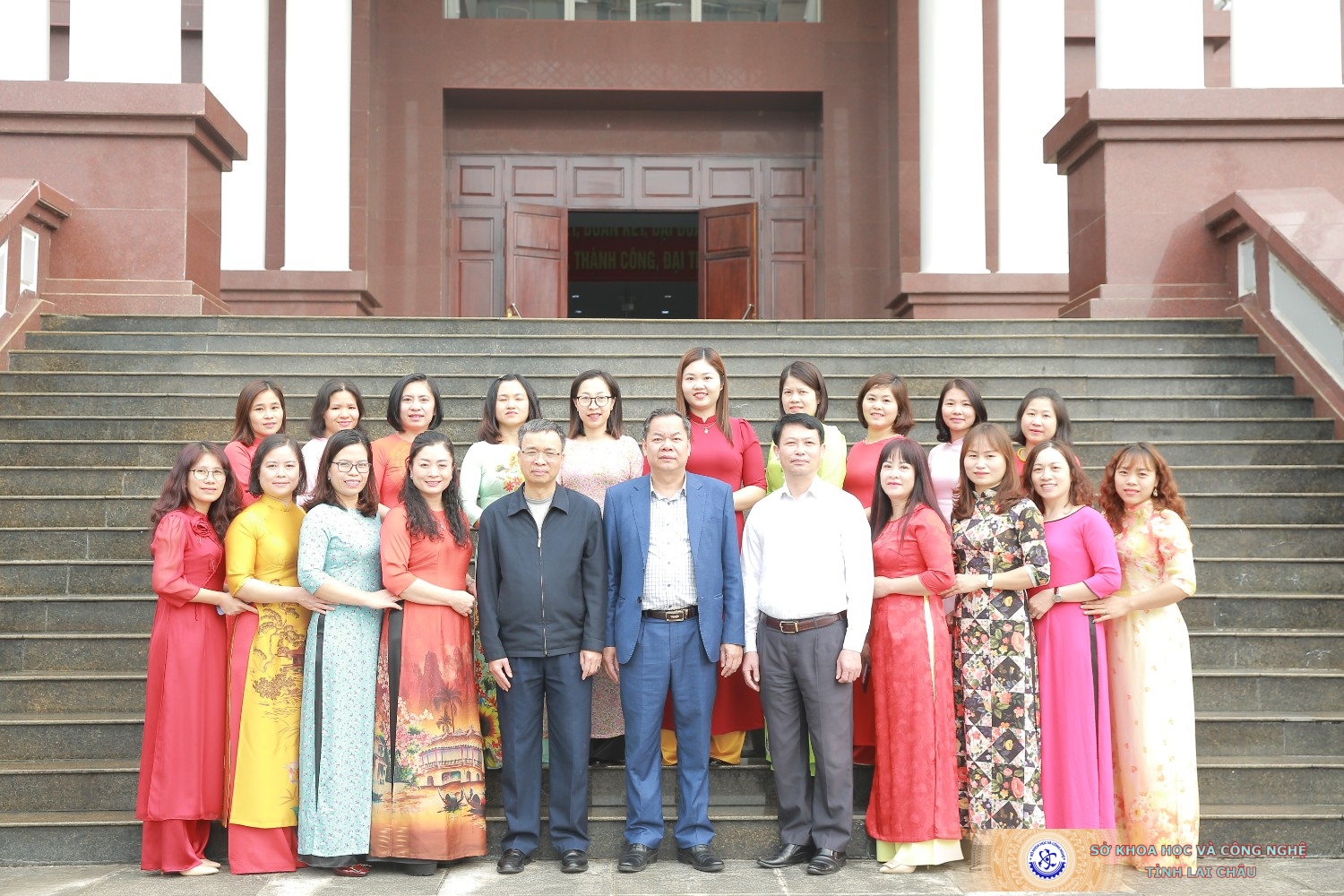 anh-skhcn-huong-ung-tuan-le-ao-dai-bia-3.jpg