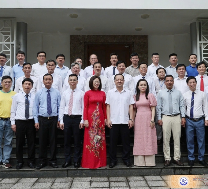 Giám đốc Sở Thông tin và Truyền thông  Lai Châu chụp ảnh lưu niệm tại Bộ Thông tin và Truyền thông.