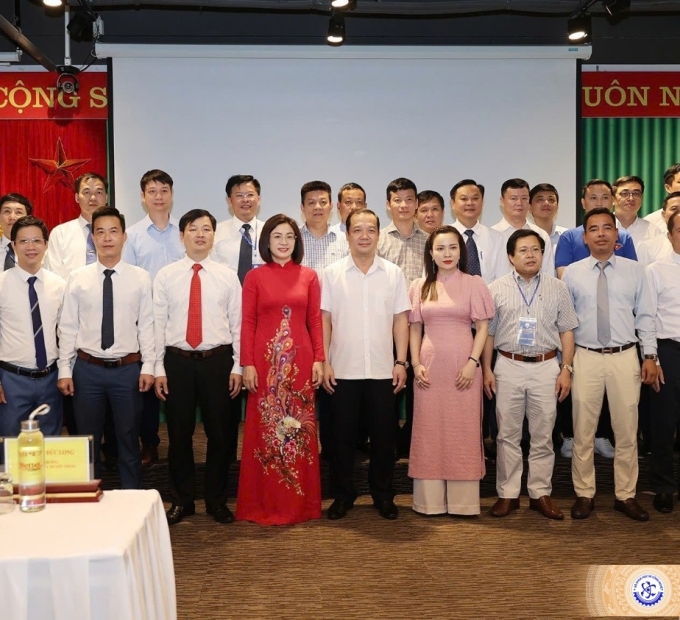 Giám đốc Sở Thông tin và Truyền thông  Lai Châu chụp ảnh lưu niệm tại Bộ Thông tin và Truyền thông.