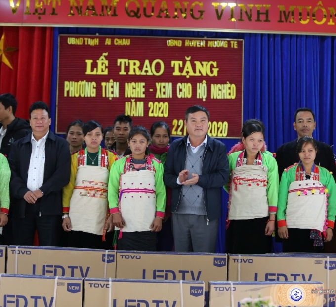 Lễ trao tặng phương tiện nghe - xem cho hộ nghèo năm 2020 tại huyện Mường Tè