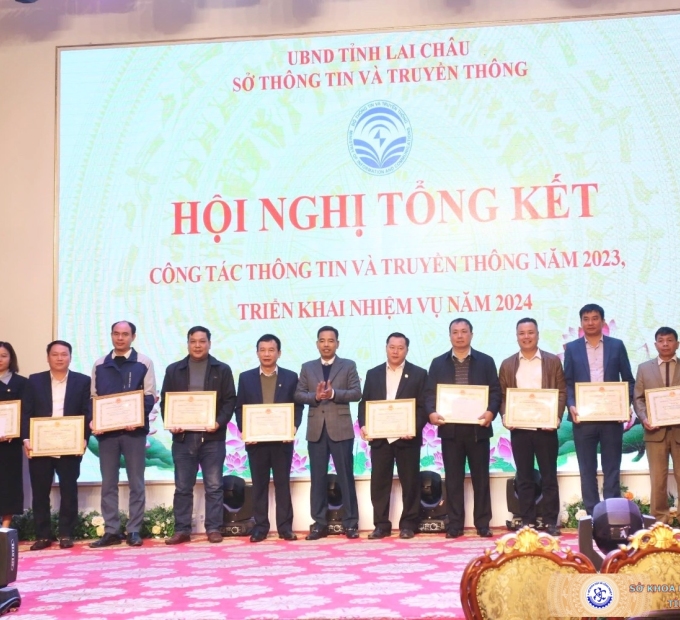 Giám đốc Sở Thông tin và Truyền thông Lai Châu trao Giấy khen cho các đơn vị có thành tích xuất sắc trong công tác ngành năm 2023.