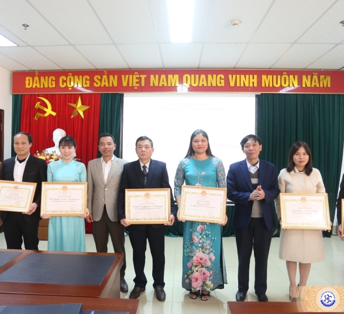 Ban Giám đốc Sở Thông tin và Truyền thông Lai Châu trao Giấy khen cho các tập thể có thành tích tiêu biểu trong công tác năm 2023.