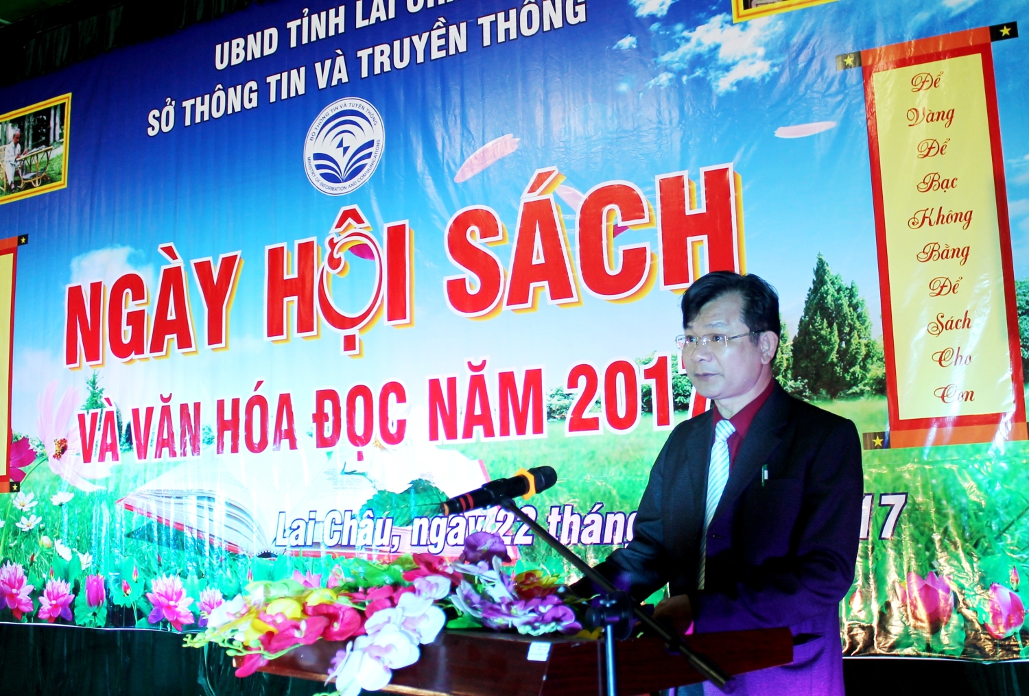 Ông Nguyễn Quốc Luân, Giám đốc Sở Thông tin và Truyền thông - Trưởng Ban Tổ chức Ngày sách Việt Nam năm 2017 trên địa bàn tỉnh Lai Châu phát biểu tại Lễ phát động