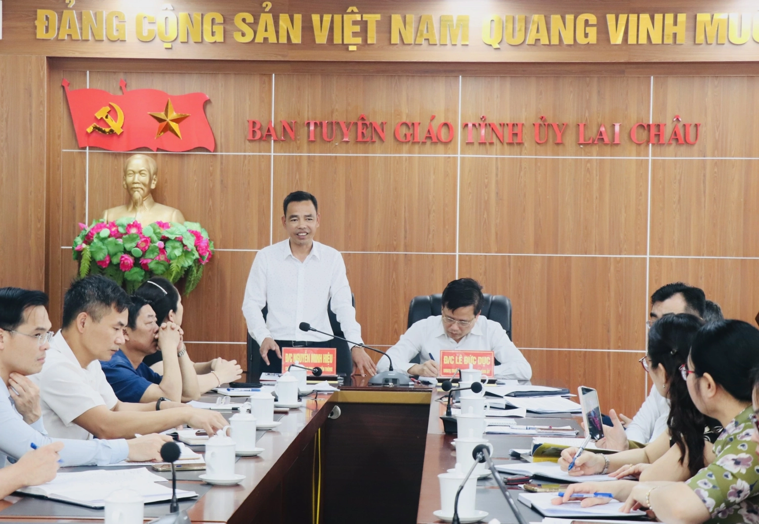 Các đồng chí: Lê Đức Dục - Ủy viên Ban Thường vụ Tỉnh ủy, Trưởng Ban Tuyên giáo Tỉnh ủy; Nguyễn Minh Hiệu – Giám đốc Sở Thông tin và Truyền thông đồng chủ trì Hội nghị.