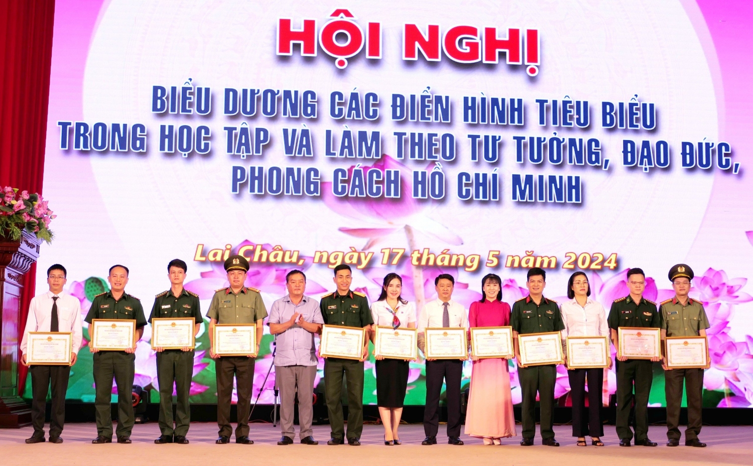 Phó Chủ tịch UBND tỉnh Giàng A Tính trao Bằng khen cho các cá nhân. (Ảnh minh họa).