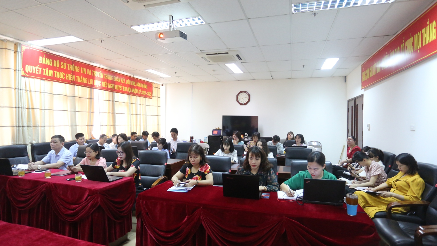 Quang cảnh hội nghị