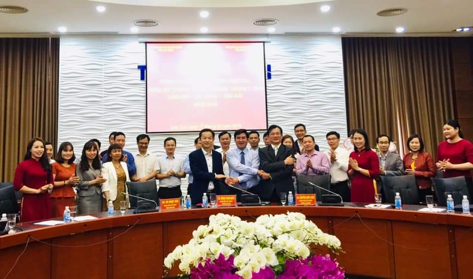 Lãnh đạo Sở Thông tin và Truyền thông 3 tỉnh Yên Bái - Lào Cai - Lai Châu ký kết chương trình hợp tác. (Ảnh Lâm Tú)