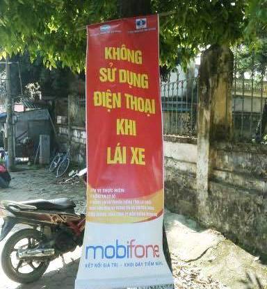 Cờ phướn tuyên truyền an toàn giao thông trên các trục đường thành phố Lai Châu