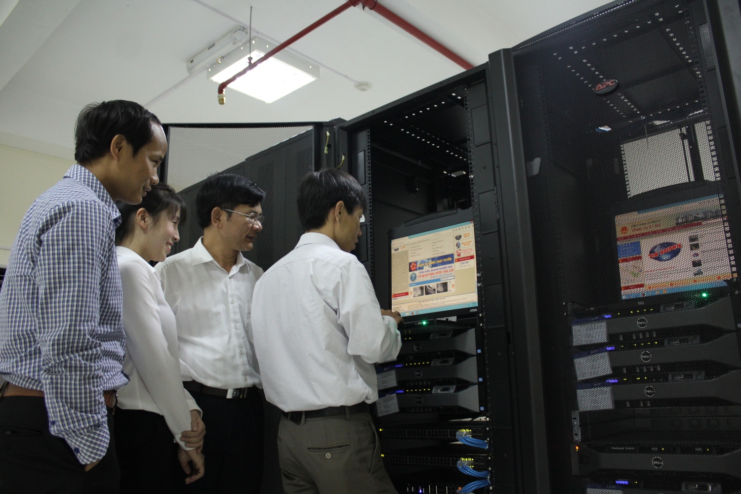 Lãnh đạo Sở Thông tin và Truyền thông kiểm tra trung tâm tích hợp dữ liệu do Phòng Biên tập Cổng Thông tin điện tử quản lý.