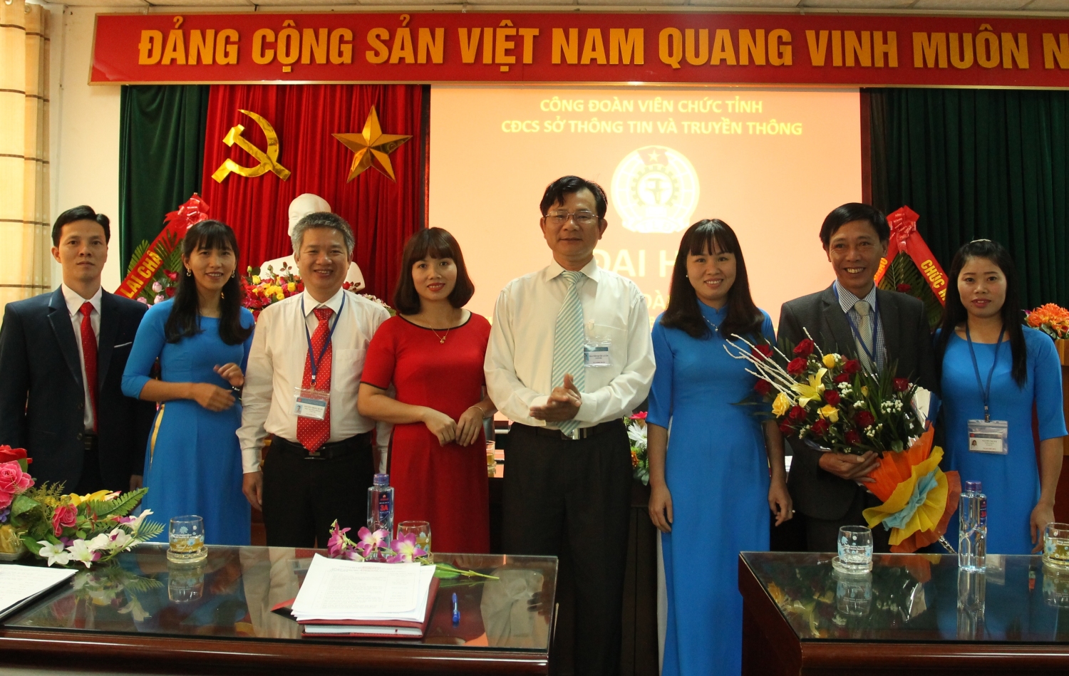 Đồng chí Nguyễn Quốc Luân, Giám đốc Sở-Bí thư Đảng ủy Sở Thông tin và Truyền thông tặng hoa BCH khóa mới.