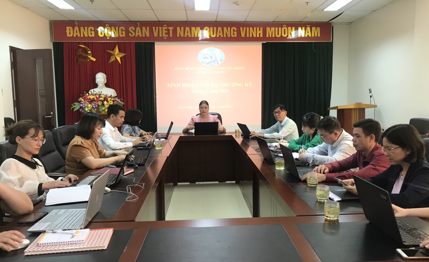 Đồng chí: Đỗ Thị Tuyên - Bí Thư Chi bộ Văn phòng chủ trì buổi sinh hoạt