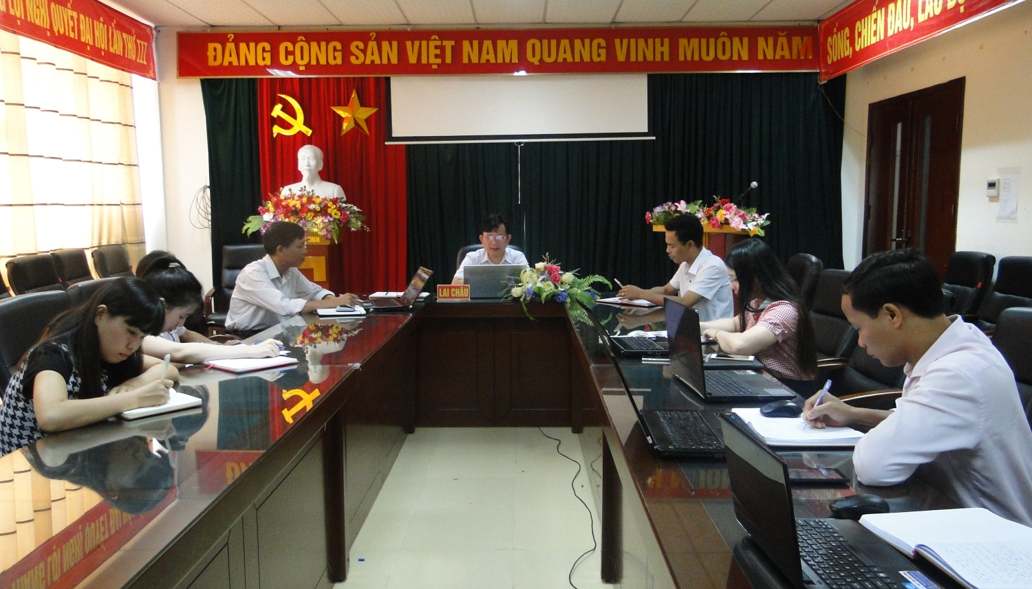 Các đại biểu tham dự cuộc họp