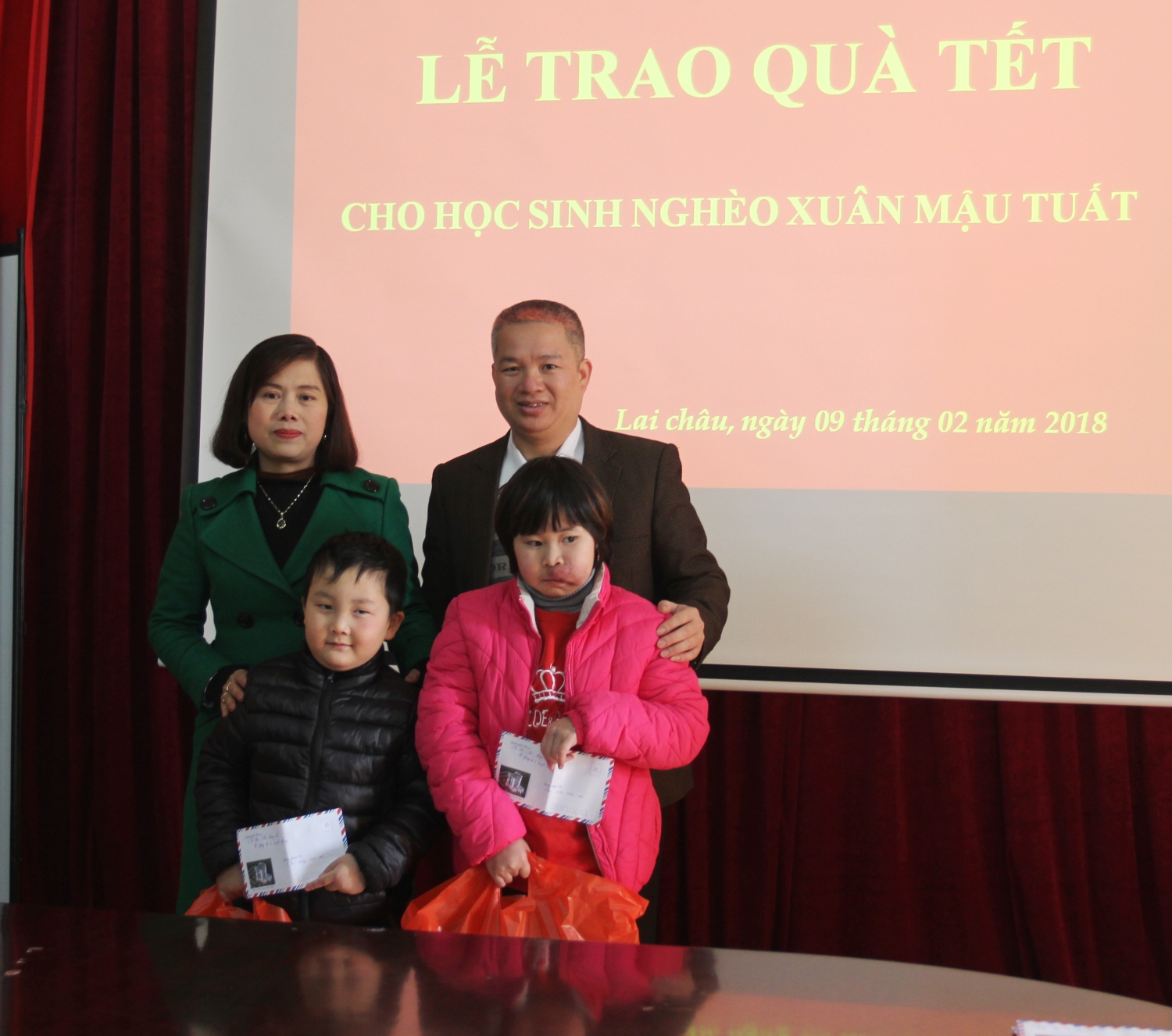cĐại diện Hội chữ thập đỏ cơ sở Sở TT&TT trao quà cho 2 em học sinh bị bệnh hiểm nghèo trường Tiểu học Tân Phong