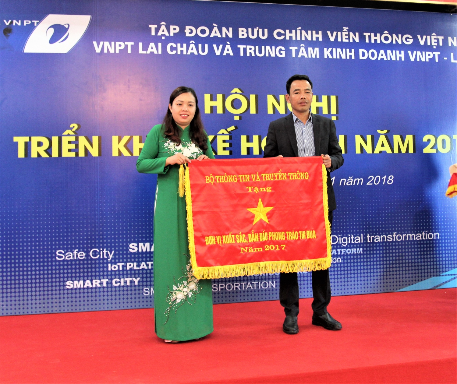 Thừa ủy quyền của Bộ TT&TT, Đ/c Nguyễn Minh Hiệu, Phó Giám đốc Sở TT&TT trao cờ thi đua cho VNPT Lai Châu