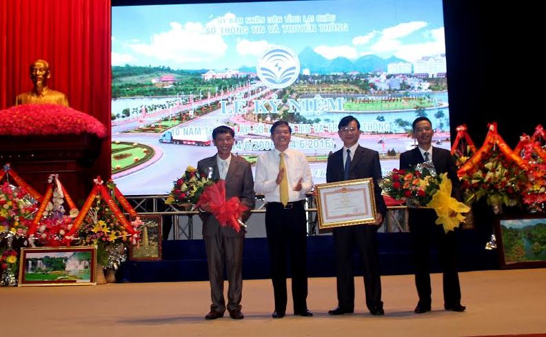 Đ/c Đỗ Ngọc An, Phó Bí thư Tỉnh ủy-Chủ tịch UBND tỉnh trao Bằng khen của Thủ tướng Chính phủ cho Sở TT