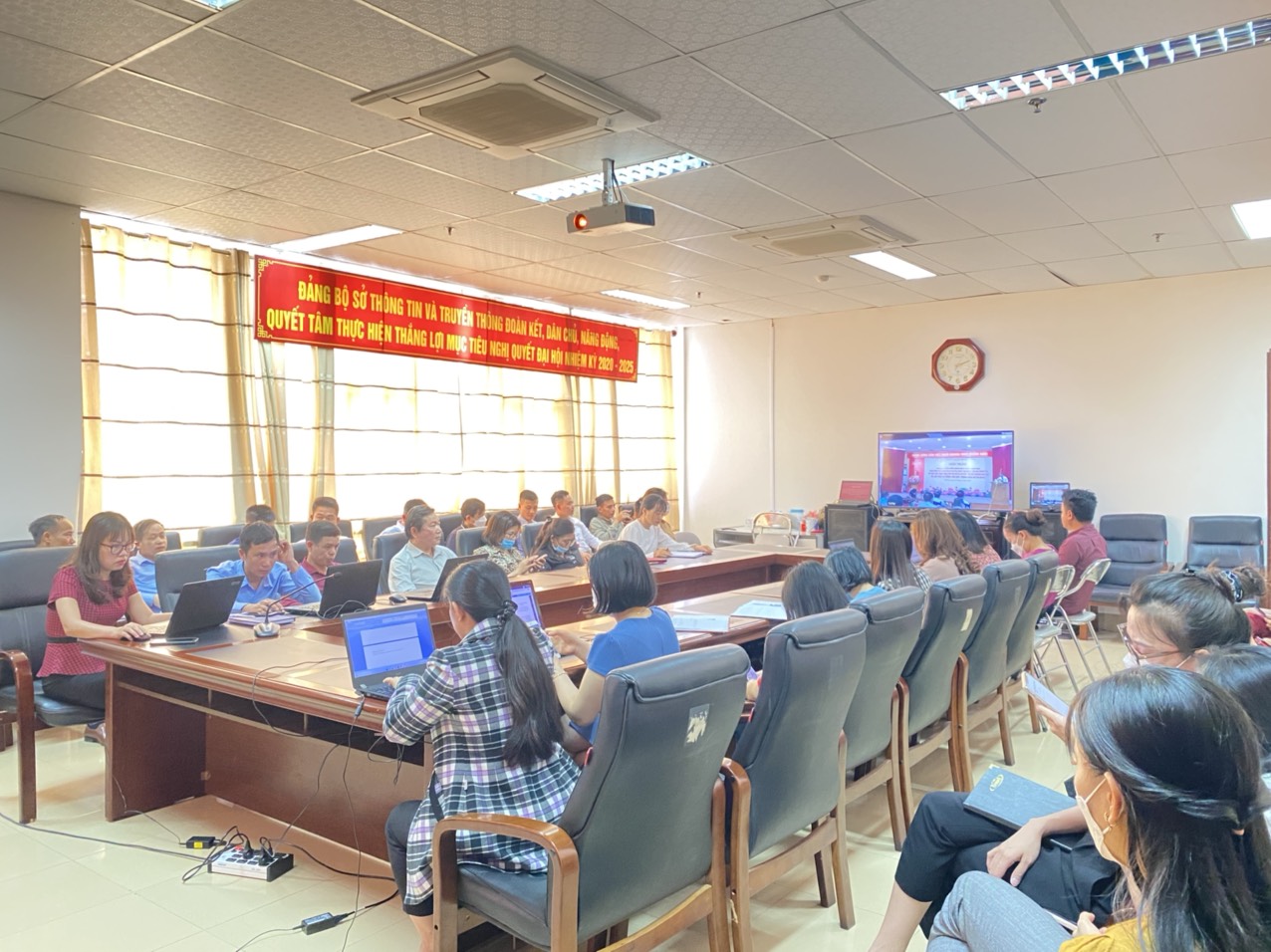 Các đại biểu dự Hội nghị tại điểm cầu Sở TTTT