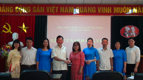 Đồng chí Bí thư và Phó Bí thư Đảng ủy Sở chúc mừng Chi bộ Văn phòng Sở