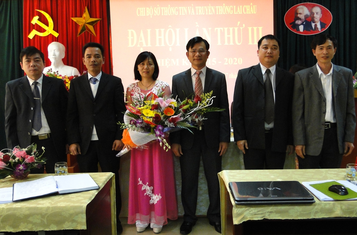 Đ/c Lê Mạnh Thắng, Phó Bí thư Đảng ủy Khối các cơ quan tỉnh tặng hoa Ban Chi ủy khóa mới.