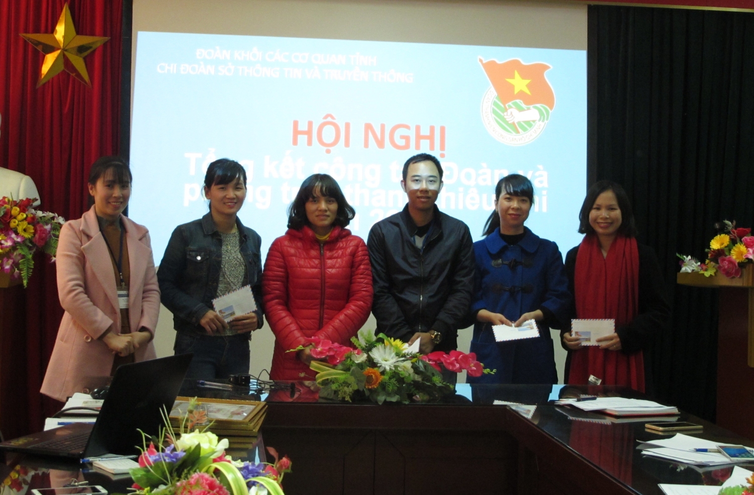 Các đoàn viên xuất sắc được khen thưởng