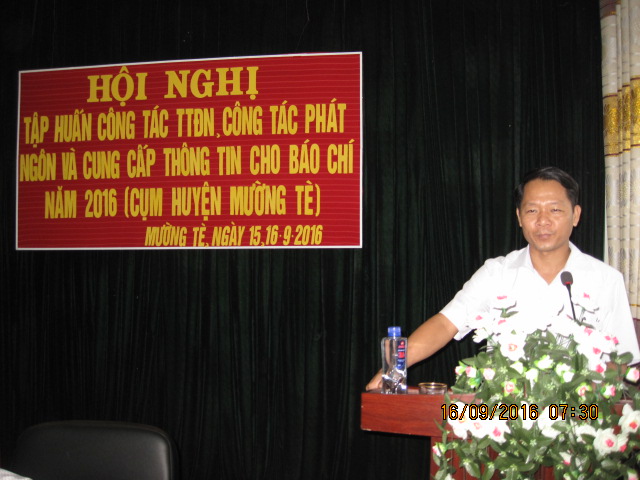 Đ/c Trần Đức Hiển, Ủy viên Ban Thường vụ Huyện ủy, Phó Chủ tịch UBND huyện phát biểu chỉ đạo lớp tập huấn.
