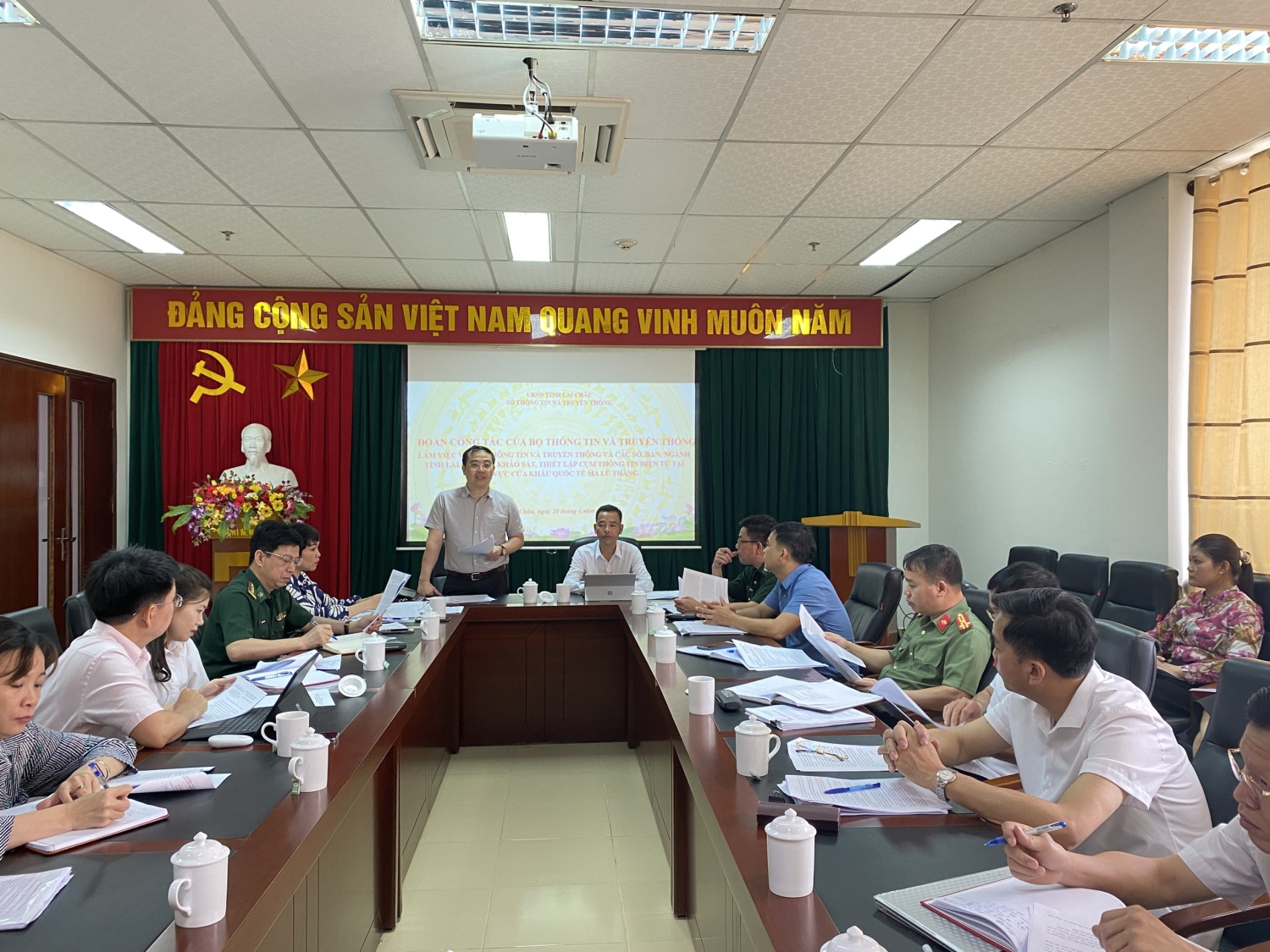 Đồng chí Đinh Tiến Dũng, Phó Cục trưởng Cục Thông tin đối ngoại phát biểu tại buổi làm việc.
