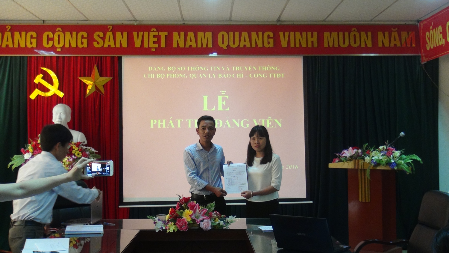 Đ/c Nguyễn Minh Hiệu, Bí thư Chi bộ trao Quyết định và Thẻ đảng viên cho đồng chí Lý Thị Thu Huyền