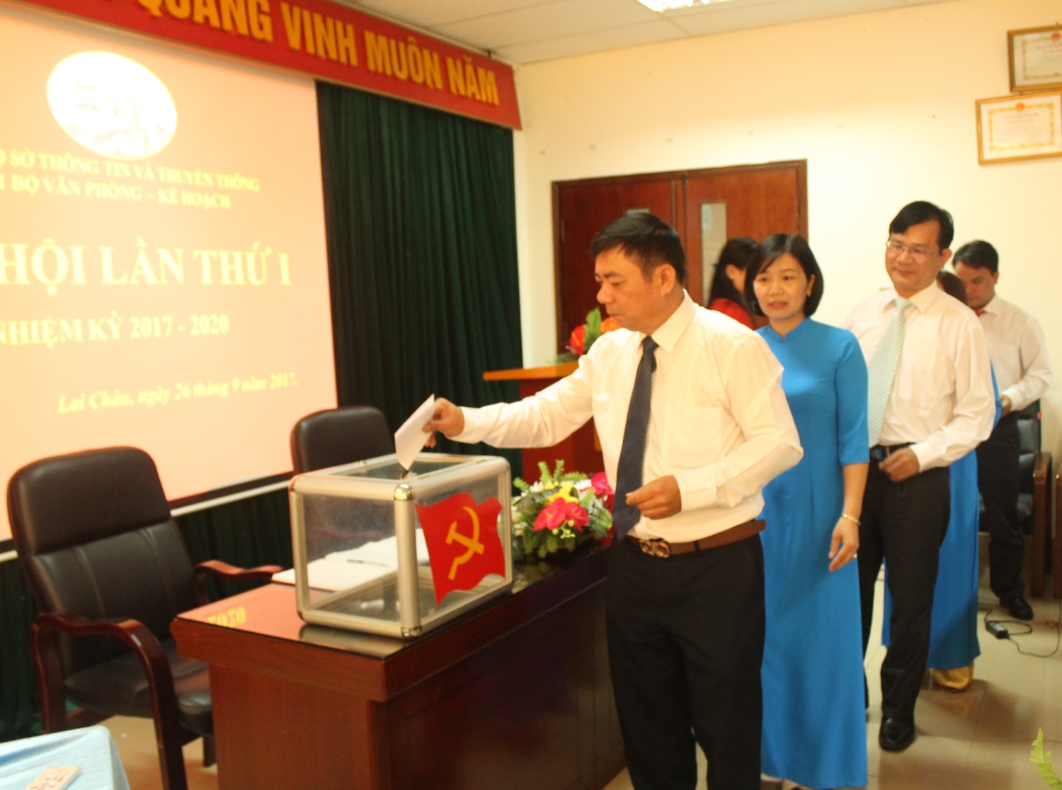 Description: https://stttt.laichau.gov.vn/Files/SoTTTT/Users/71/2017/Thang9/IMG-bo-phieu-bau-vpkh.jpg