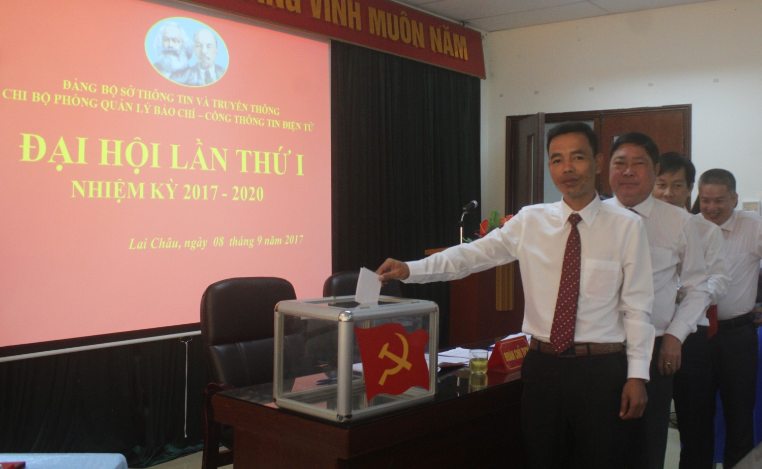 Các đại biểu bỏ phiếu bầu Ban Chi ủy khóa mới.