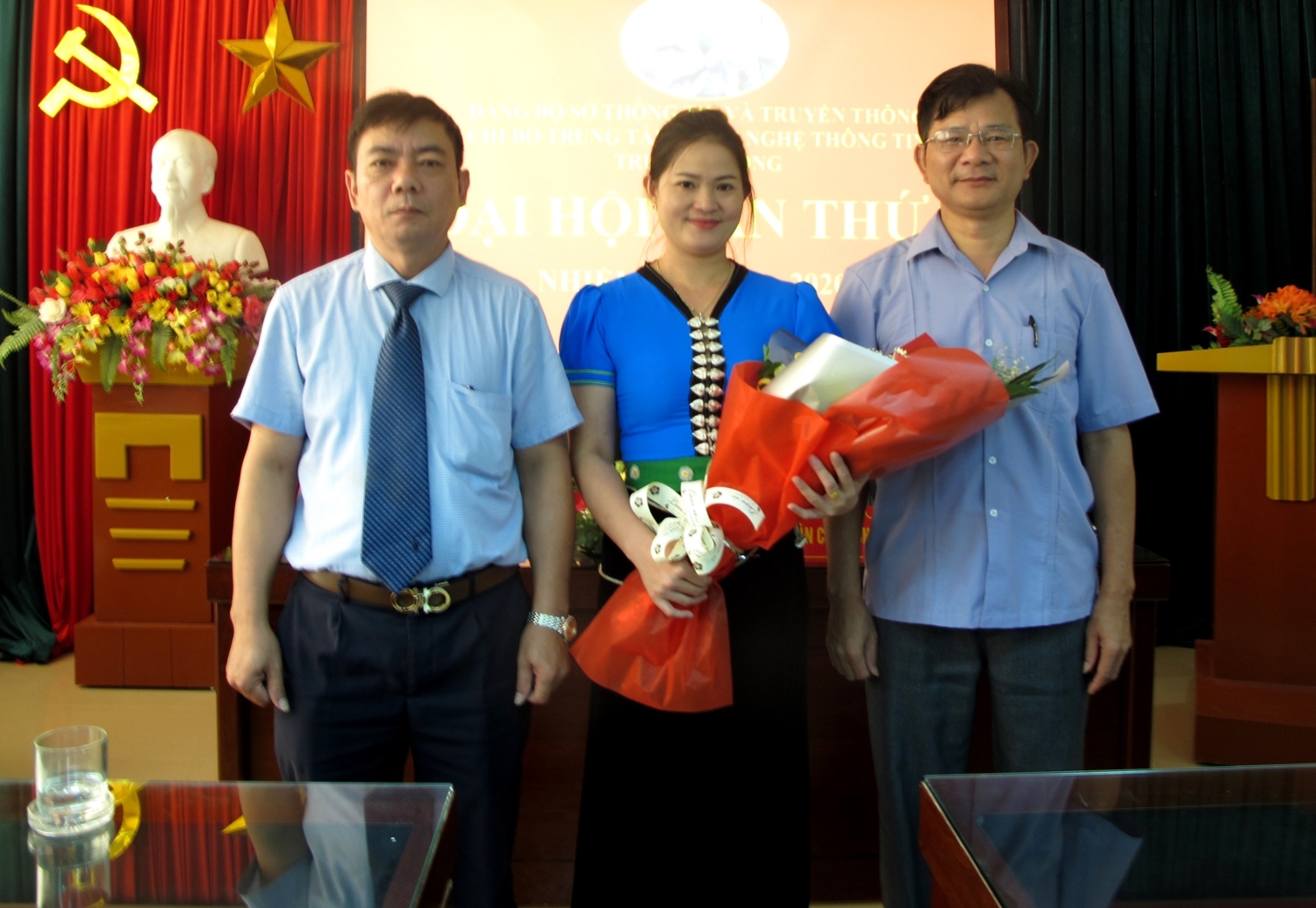 Đ/c Nguyễn Quốc Luân, Giám đốc Sở-Bí thư Đảng ủy Sở Thông tin và Truyền thông tặng hoa cho cấp ủy chi bộ khóa mới.