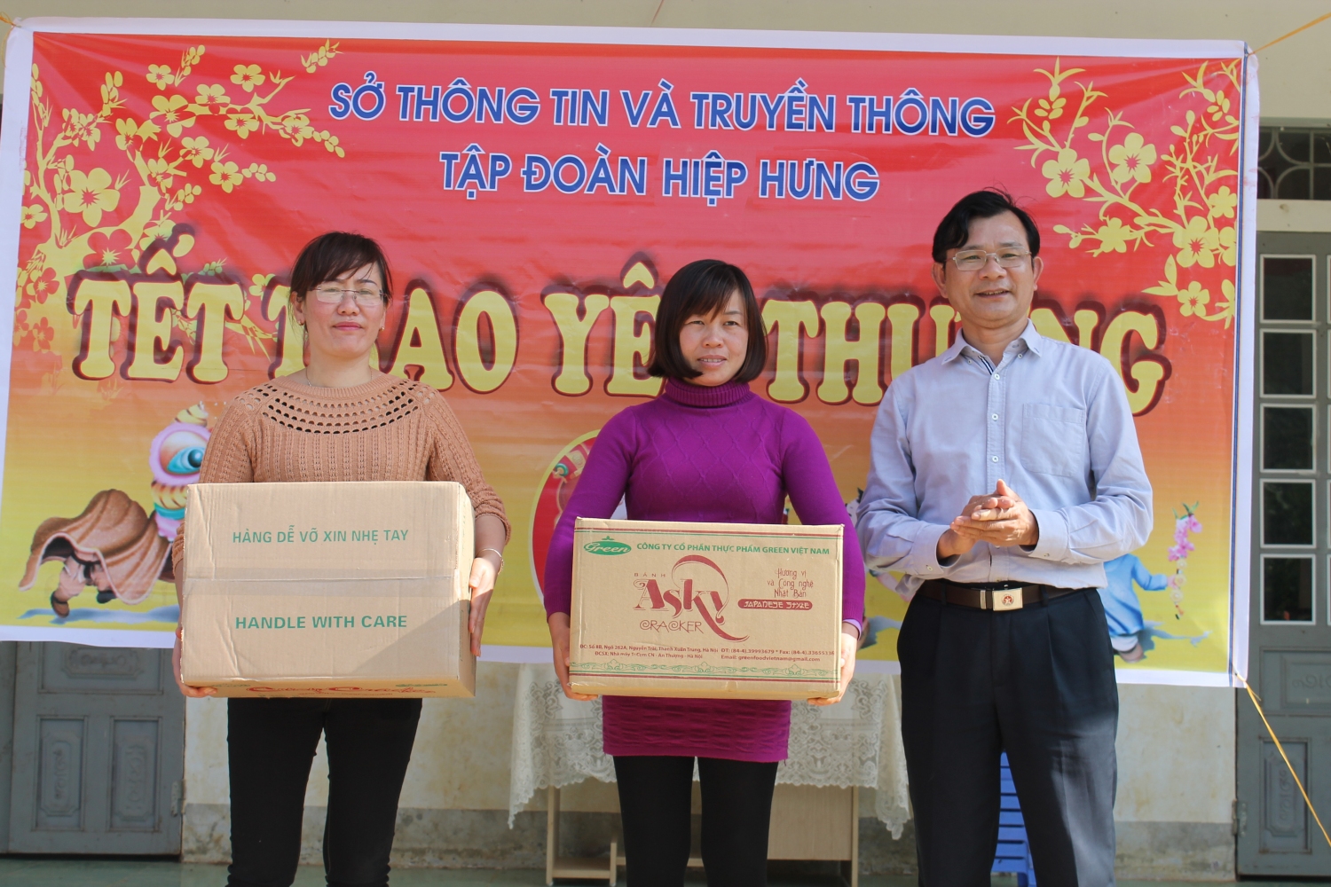 Đ/c Nguyễn Quốc Luân, Tỉnh ủy viên – Giám đốc Sở Thông tin và Truyền thông Lai Châu trao quà cho đại diện 2 trường Tiểu học và Mầm Non Lê Văn Tám, huyện Phong Thổ.