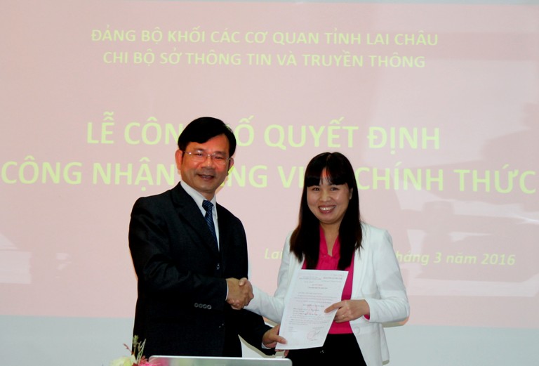 Đ/c Nguyễn Quốc Luân, Bí thư Chi bộ - Giám đốc Sở Thông tin và Truyền thông trao quyết định công nhận đảng viên chính thức