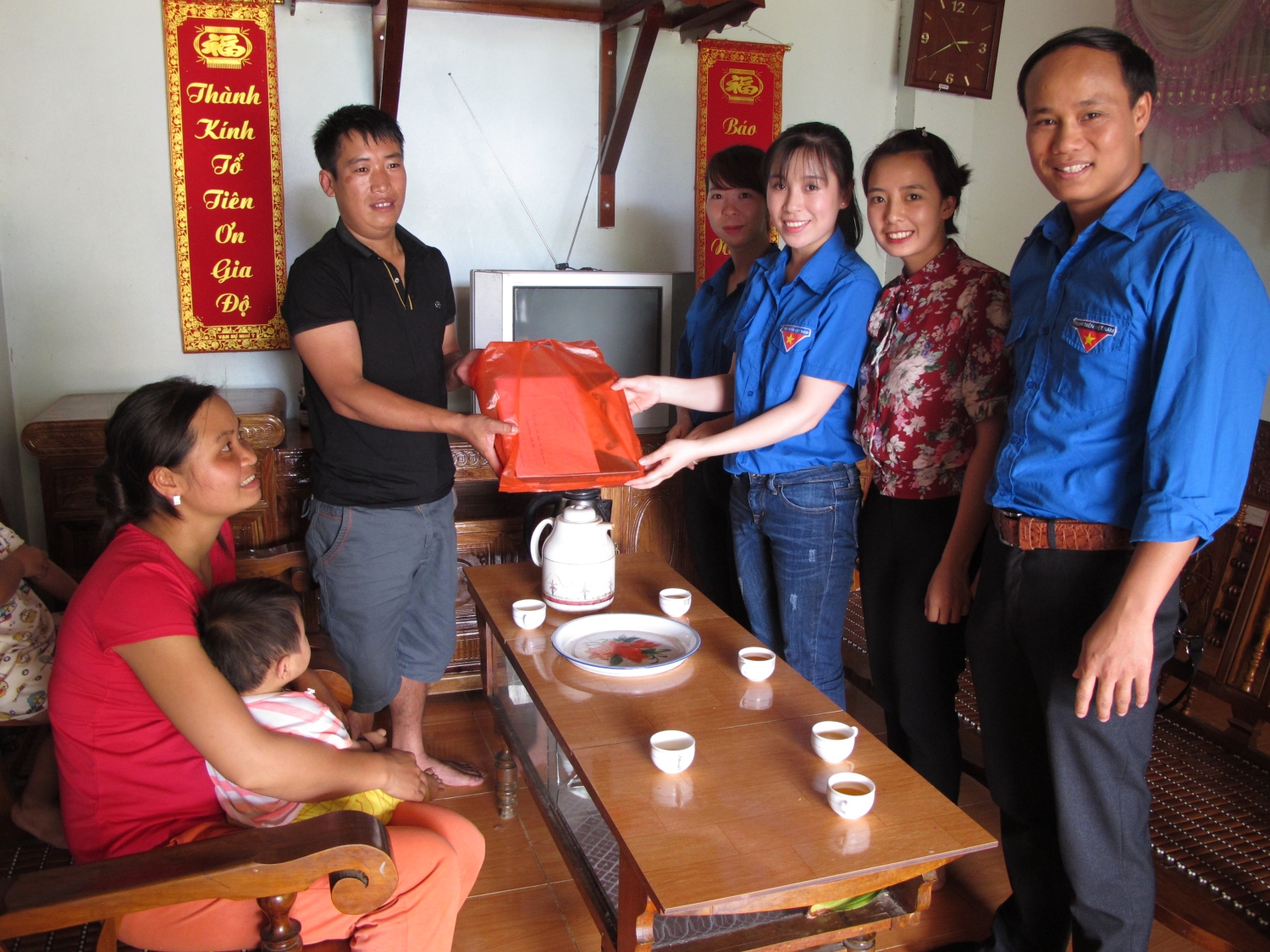 Đại diện Chi đoàn Sở Thông tin và Truyền thông tặng quà cho gia đình thương binh Giàng Páo Giang xã San Thàng - Thành phố Lai Châu
