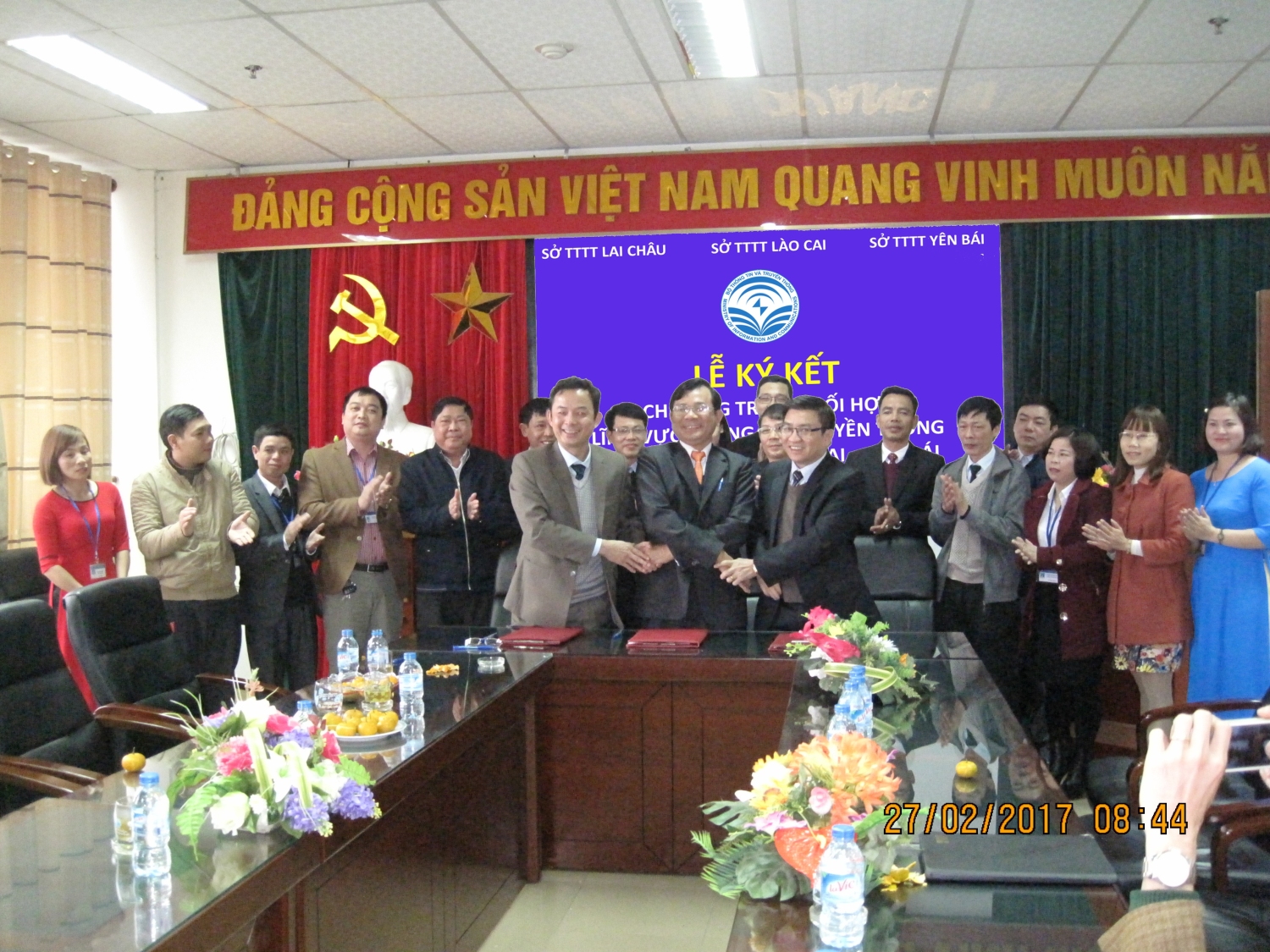 Lãnh đạo ba Sở bắt tay sau Lễ ký kết chương trình phối hợp trong lĩnh vực thông tin và truyền thông