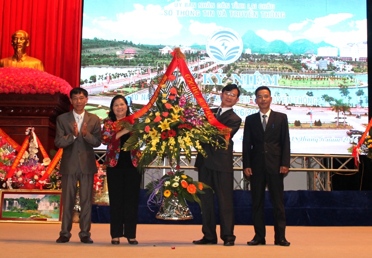 Đ/c Giàng Páo Mỷ, Ủy viên BCH trung ương Đảng- Phó Bí thư Thường trực Tỉnh uỷ - Chủ tịch HĐND tỉnh thay mặt Tỉnh uỷ, HĐND, UBND tặng lãng hoa chúc mừng.