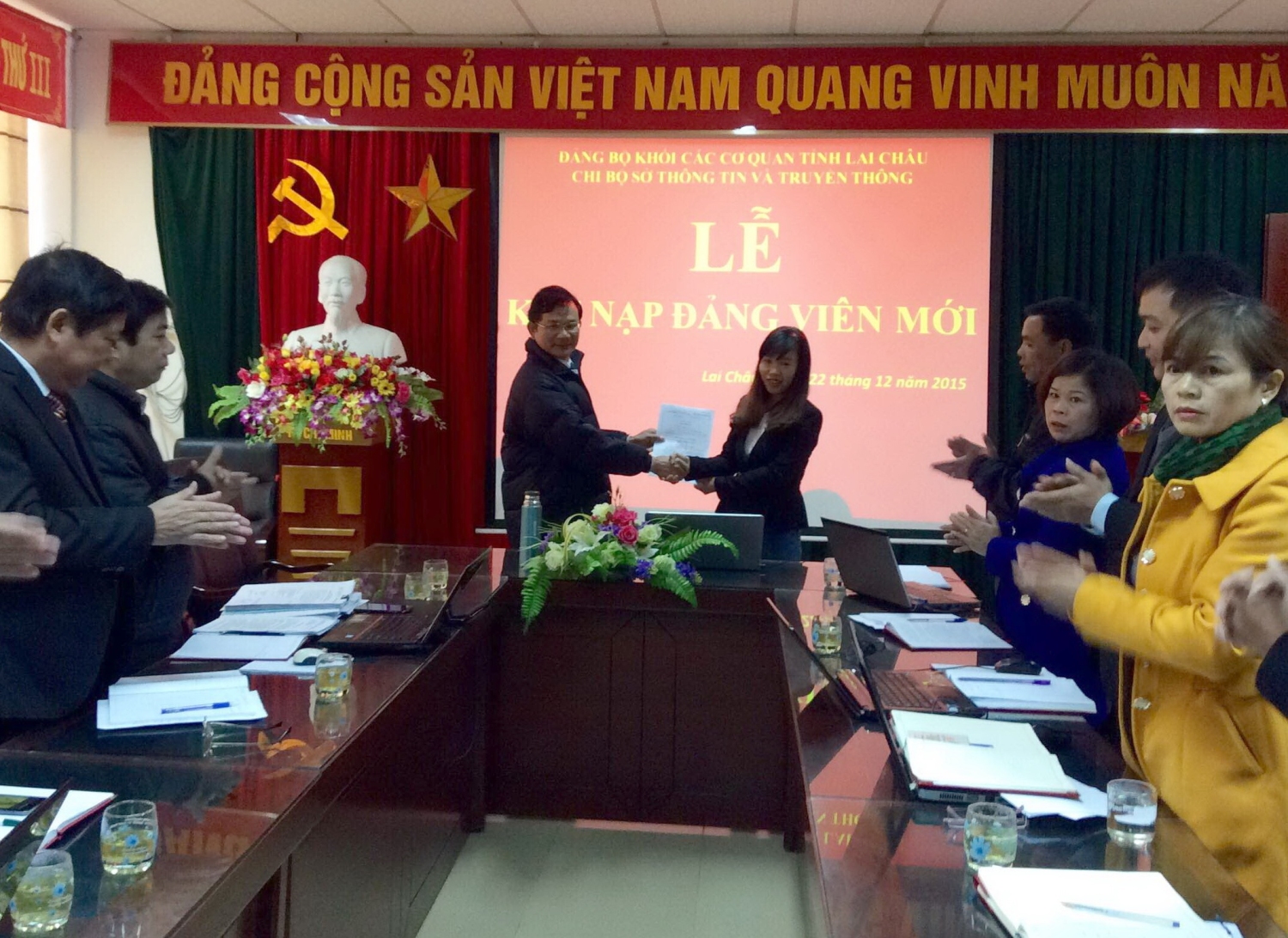Đ/c Nguyễn Quốc Luân, Tỉnh ủy viên - Bí thư Chi bộ - Giám đốc Sở Thông tin và Truyền thông trao Quyết định cho đảng viên mới