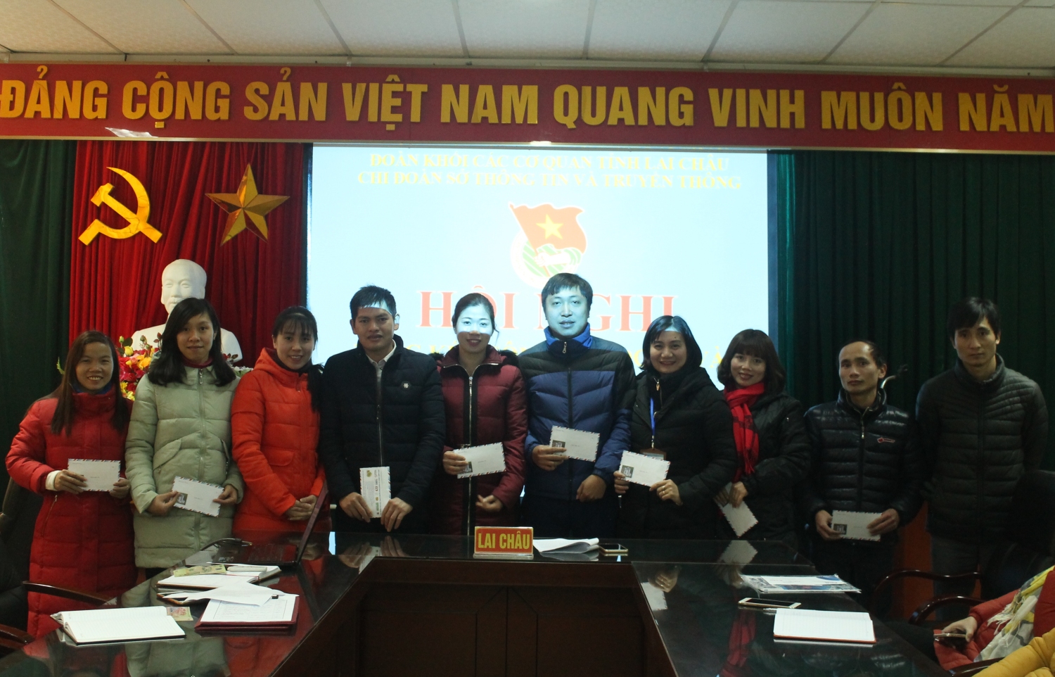 Các đoàn viên thanh niên được Chi đoàn khen thưởng.
