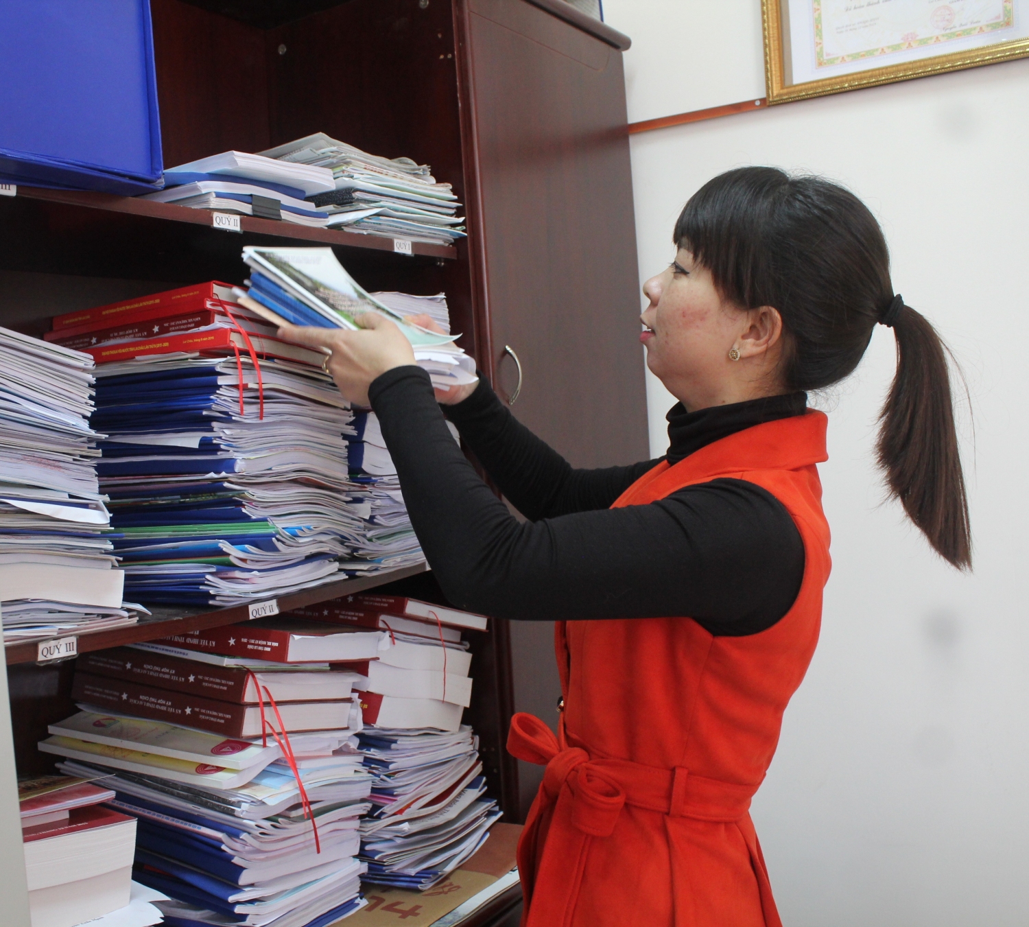Cán bộ Phòng Thông tin - Báo chí - Xuất bản kiểm tra lưu chiểu