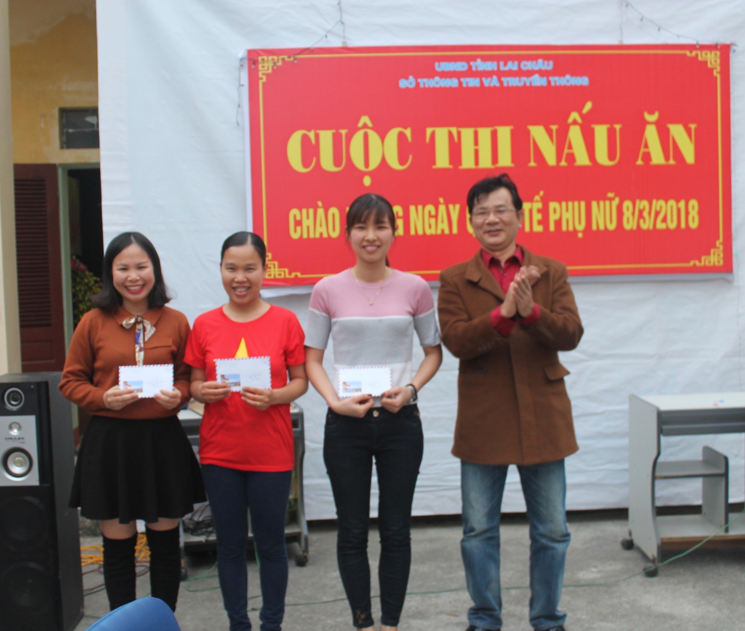 Đ/c Nguyễn Quốc Luân, Giám đốc Sở Thông tin và Truyền thông trao thưởng cho các đội đạt giải ở các phần thi