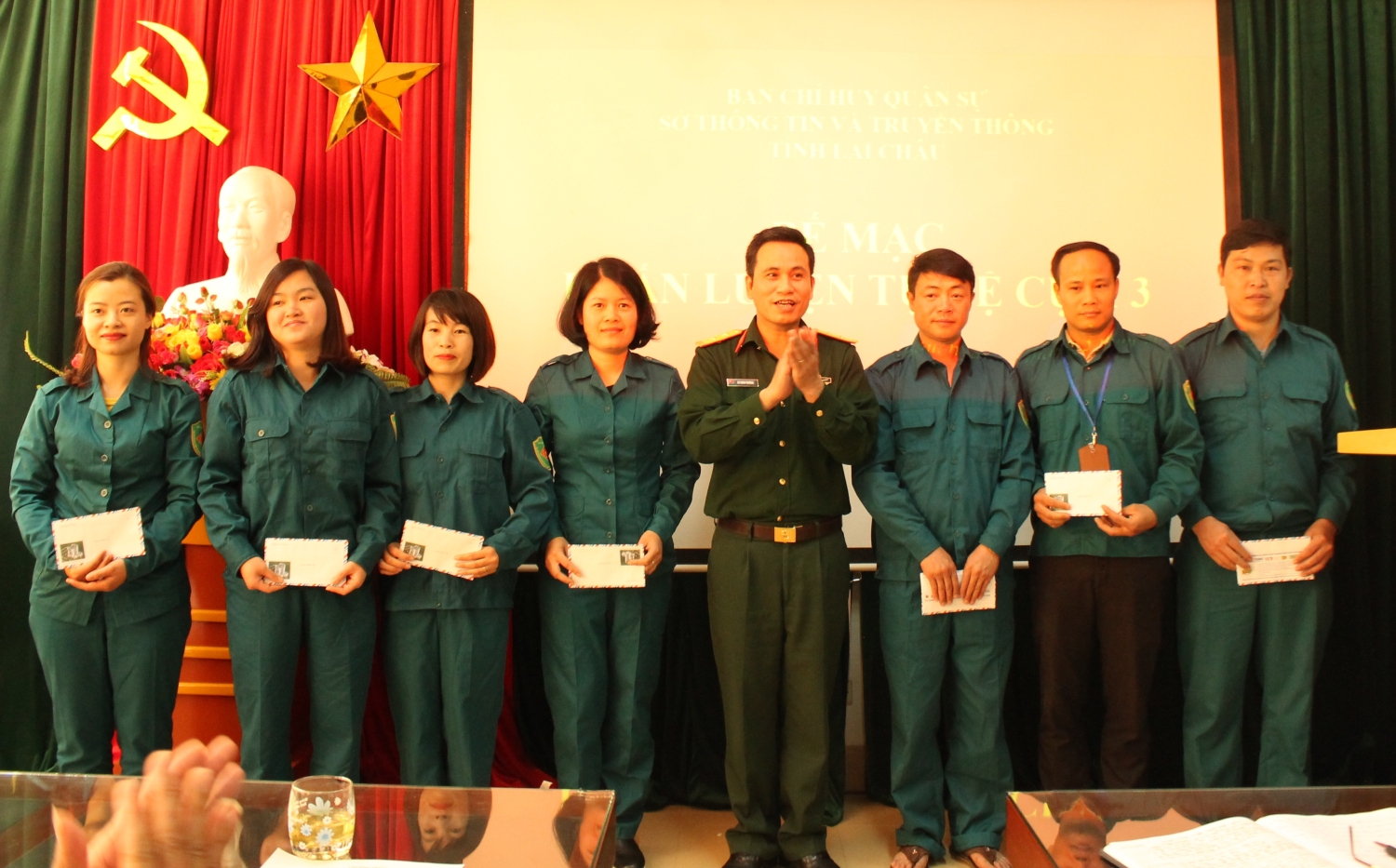 Các học viên đạt loại giỏi được Ban Tổ chức khen thưởng.