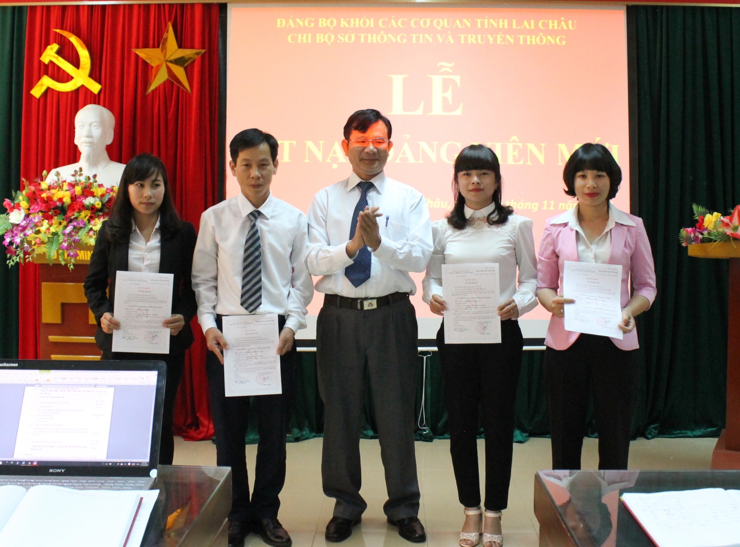 Đ/c Nguyễn Quốc Luân, Bí thư Chi bộ - Giám đốc Sở Thông tin và Truyền thông trao quyết định kết nạp đảng cho các đảng viên mới