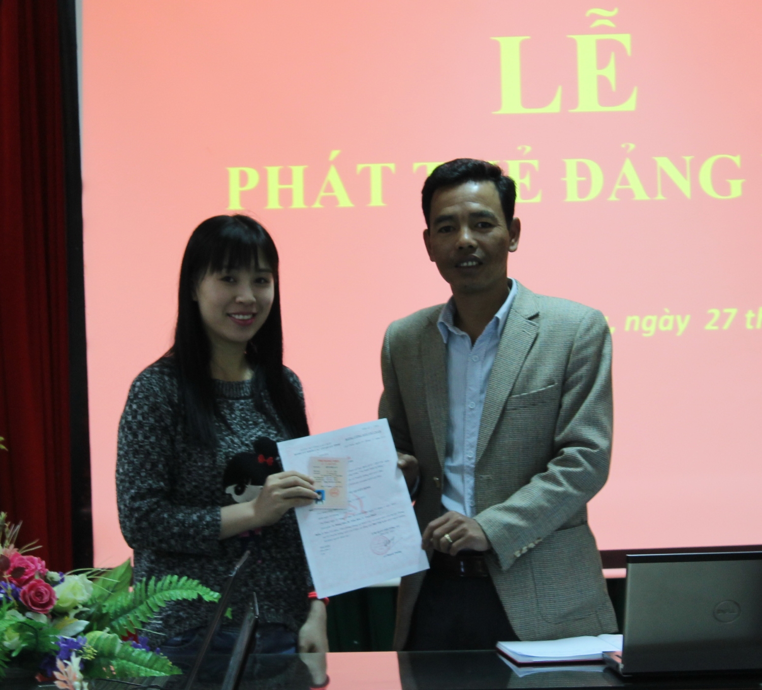 Đ/c Nguyễn Minh Hiệu, Phó Giám đốc Sở Thông tin và Truyền thông - Phó Bí thư Chi bộ phát thẻ đảng viên cho đảng viên mới