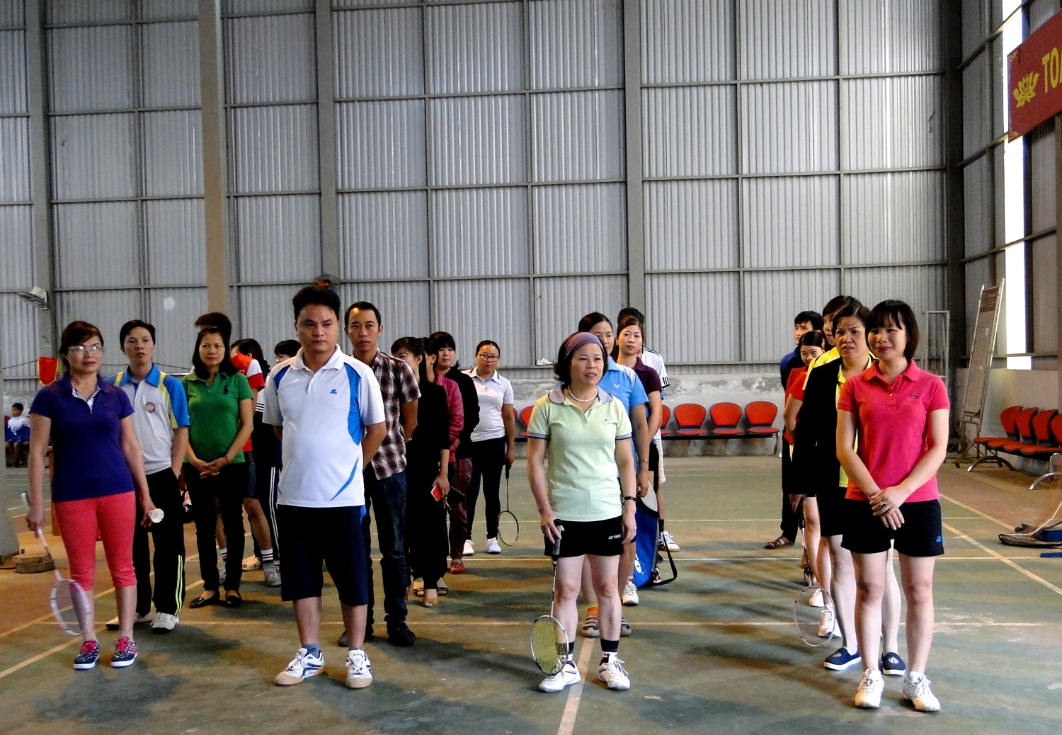 Các động viên tham gia Lễ khai mạc buổi giao lưu cầu lông.