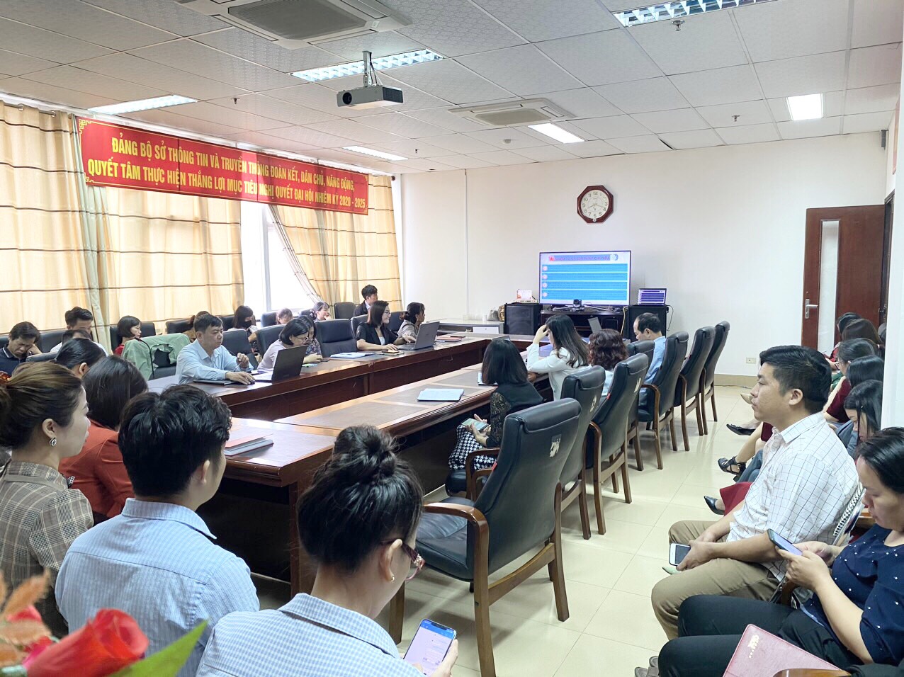 Quang cảnh học tập nghị quyết tại điểm cầu STTTT