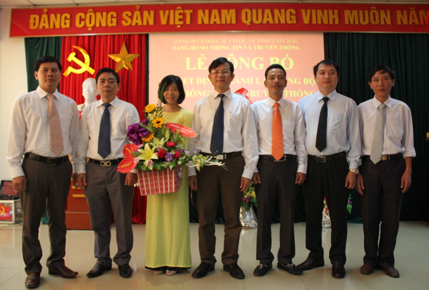 Các đồng chí Uỷ viên Ban Chấp hành Đảng ủy ra mắt Đảng bộ