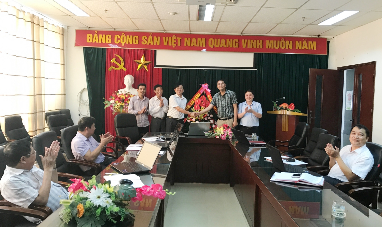 Viettel Lai Châu tặng hoa chúc mừng Ban Giám đốc Sở Thông tin truyền thông nhân kỷ niệm ngày truyền thống của ngành