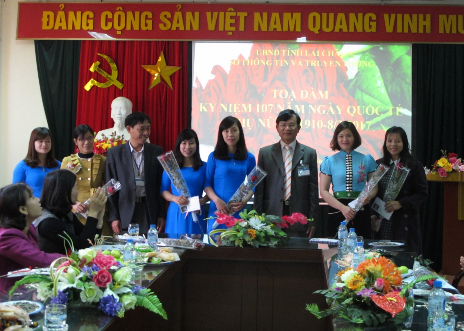 Đại diện lãnh đạo Sở Thông tin và Truyền thông tặng hoa chúc mừng công chức, viên chức, lao động nữ