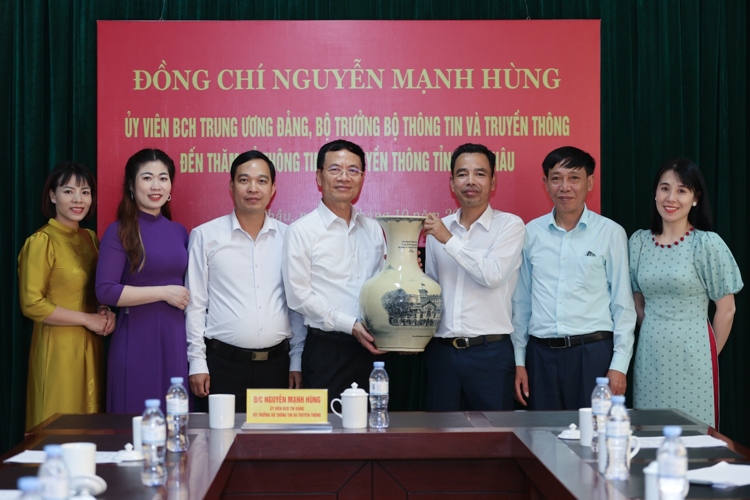 Bộ trưởng Bộ TT&TT tặng quà lưu niệm cho Sở TT&TT tỉnh Lai Châu.