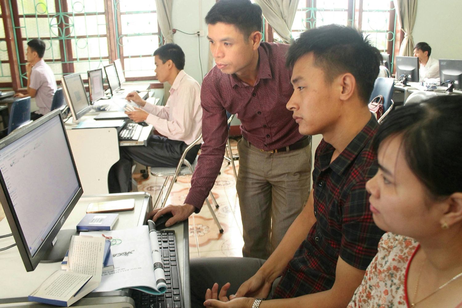 Cán bộ Sở Thông tin và Truyền thông hướng dẫn cài đặt phần mềm cho học viên tham gia tập huấn.